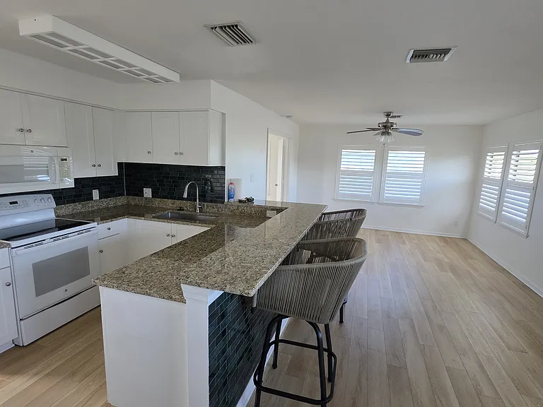 625 Centre Ct SW #201 — Photo 9