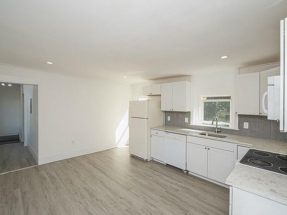 4th image of 28-30 Pleasant St #2