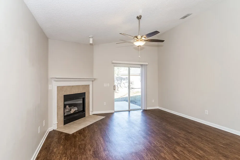 4 bed, 2.5 bath, 1922 sqft, $3,010 — Photo 2