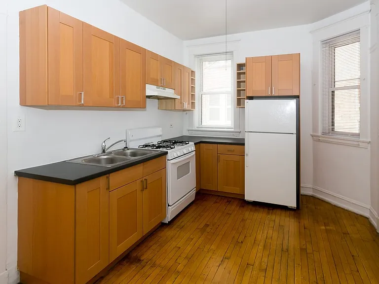 5700 S. Blackstone Avenue — Photo 2