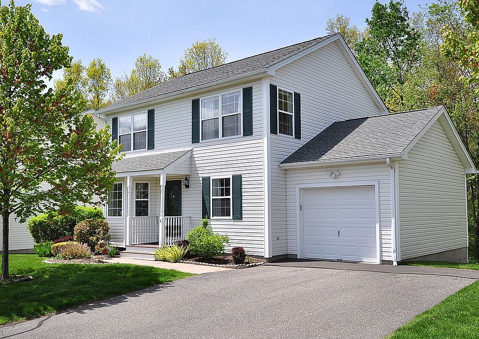 1st image of 9 Windy Hill Ln
