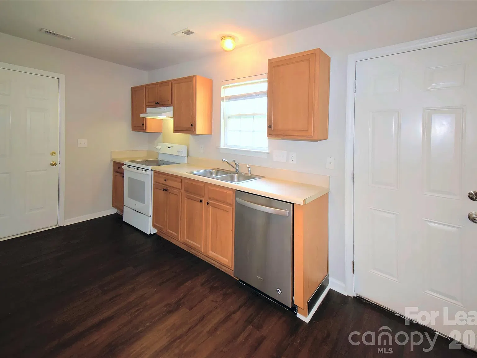 4 bed, 2.5 bath, 1570 sqft, $1,880 — Photo 4