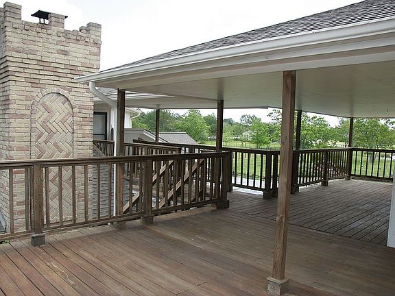 Upper deck, 1600 sq ft.