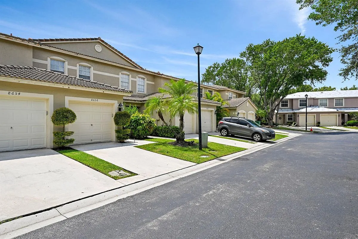 2 bed, 3.0 bath, 1155 sqft, $2,550 — Photo 1