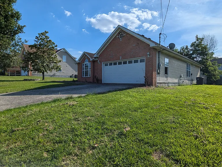 1704 Chris Dr — Photo 3