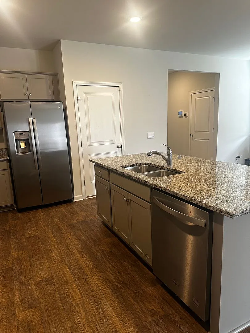 Beautiful and Spacious 5-Bedroom Home in Goose Creek — Photo 3