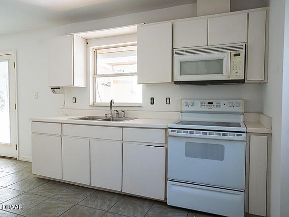 3rd image of 830 Oleander Ave