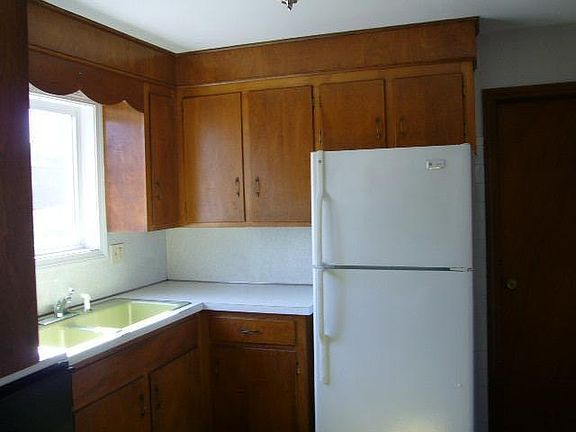 2nd image of 39 Bayview Ave #1
