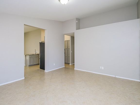 3rd image of 973 E Yuma Ave