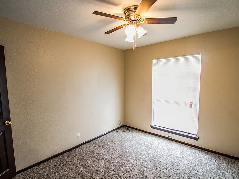511 Jamaica Dr — Photo 17