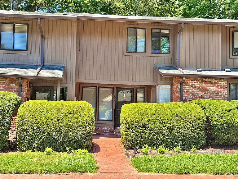 907 Oak Tree Dr — Photo 1