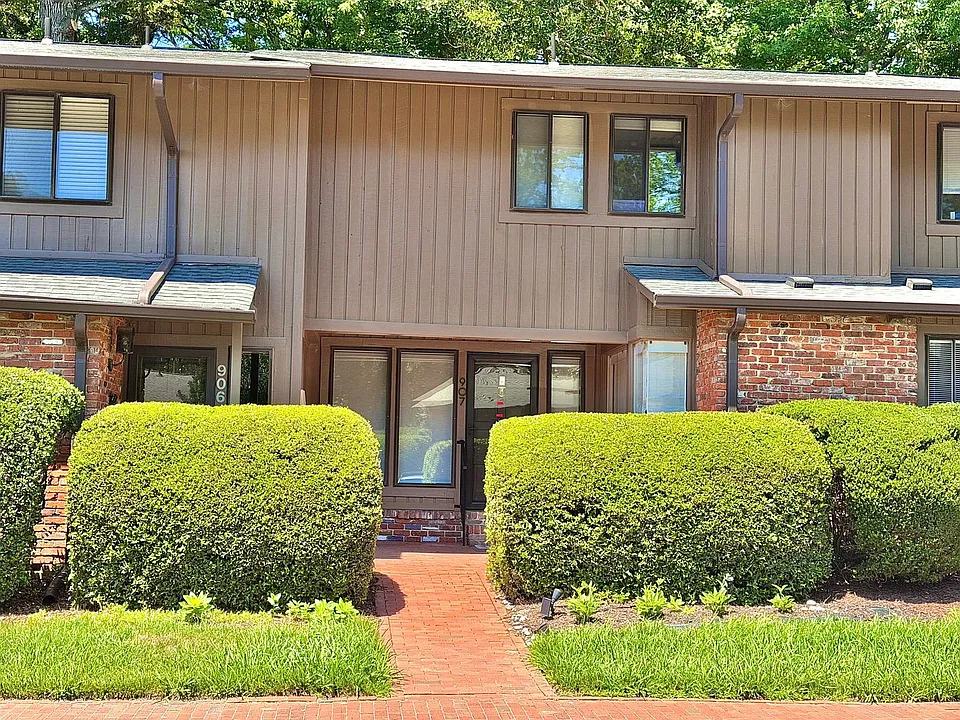 907 Oak Tree Dr