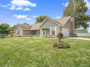 113 Suburban Dr, Smithton, IL 62285