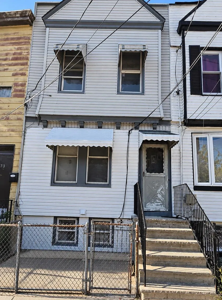 3 bed, 1.0 bath, $2,500 — Photo 1