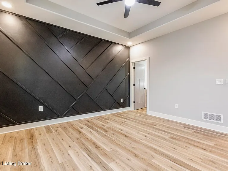 923 E Oak St — Photo 53