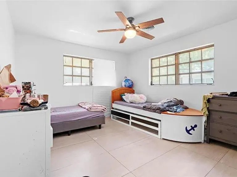 5911 SW 36th Ter — Photo 10