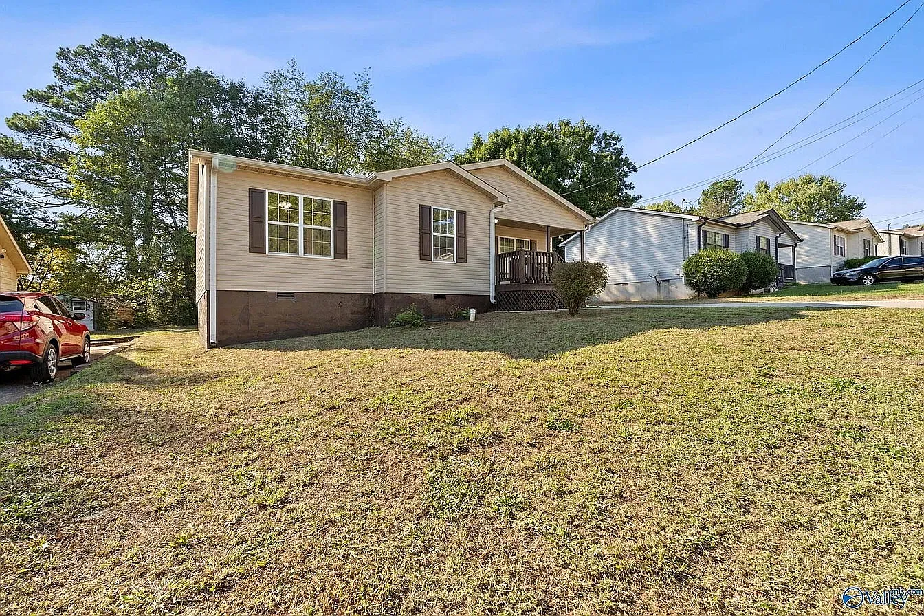 3 bed, 1.0 bath, 1101 sqft, $1,299 — Photo 2