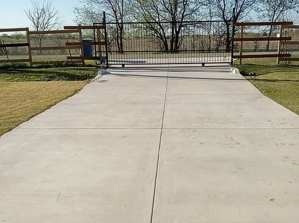 750 Section House Rd, Ennis, TX 75119
