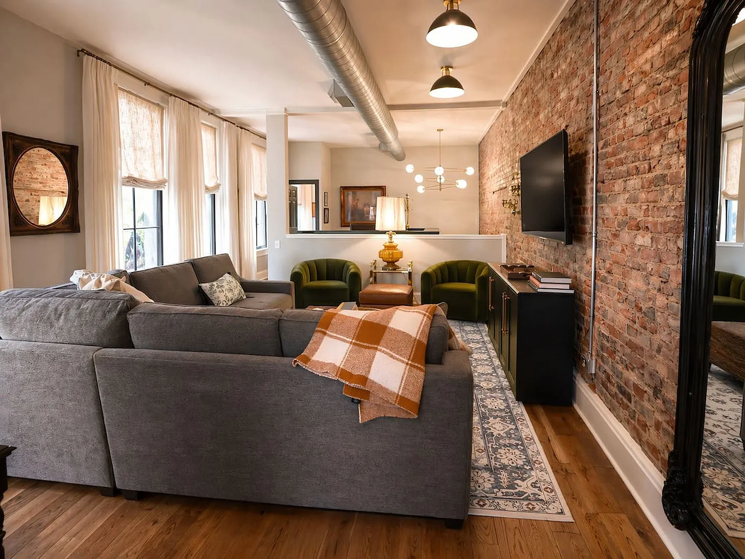 1 bed, 1.0 bath, 807 sqft, $20,250 — Photo 2