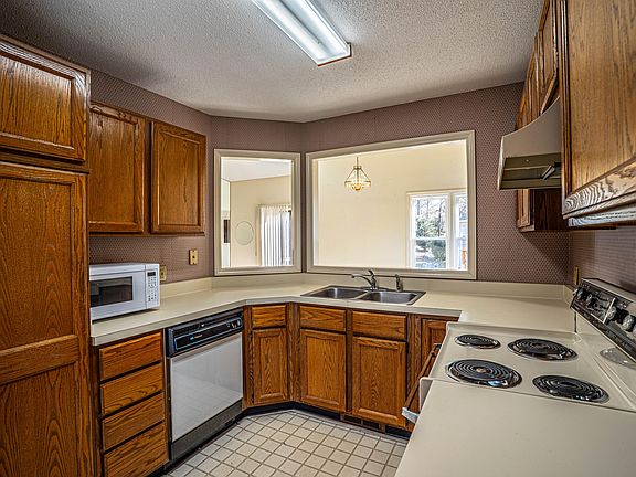3rd image of 609 Windsong Ln