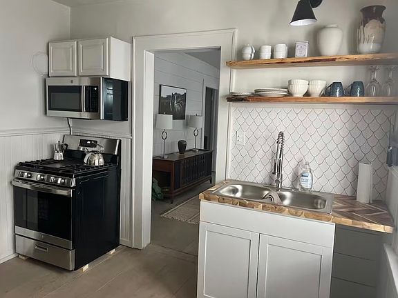 2nd image of 257 W 26th St