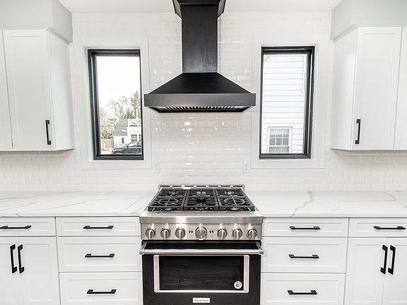 3rd image of 1912 Washington Crescent Dr
