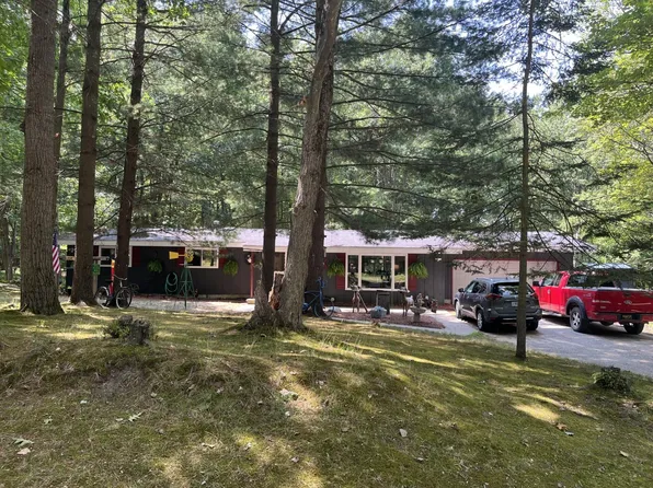 9675 Pere Marquette Dr, Stanwood, MI 49346