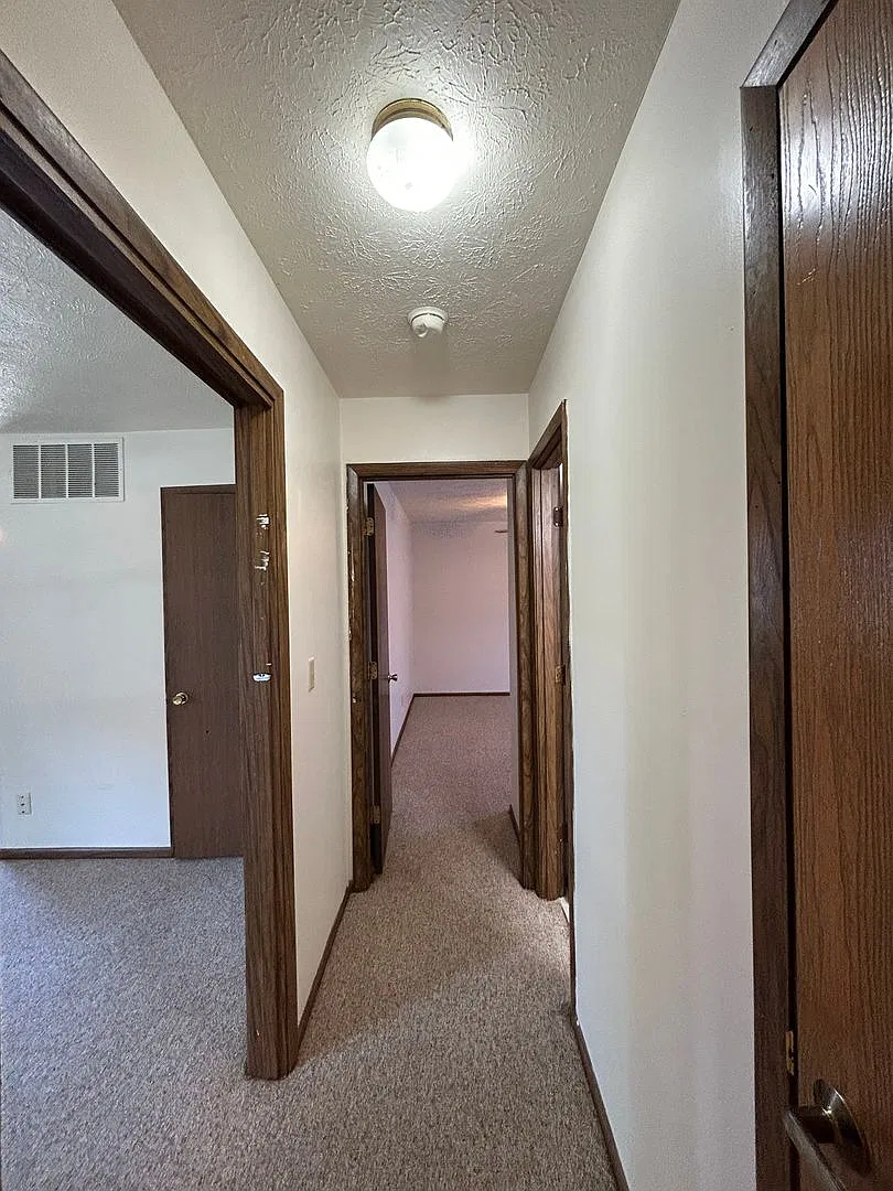 Spacious 2 Bedroom Apartment — Photo 4