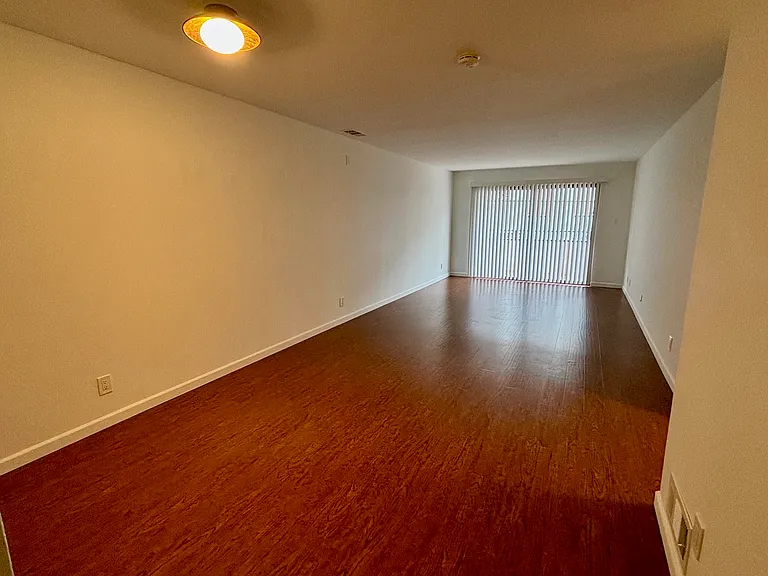 590 Baker St — Photo 6