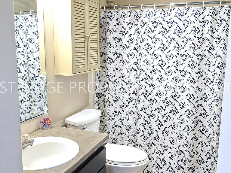6824 N Astor St — Photo 10