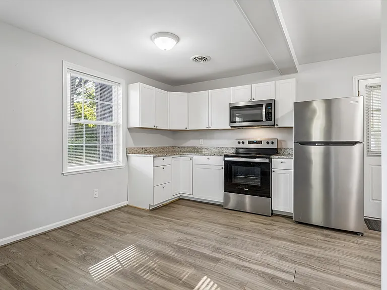 624 Sterling St — Photo 9