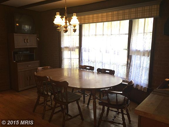 Large Breakfast Area in Kitchen