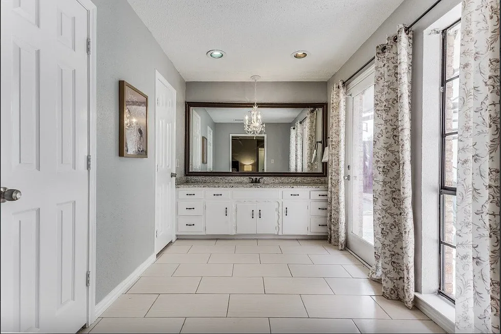 5 bed, 2.5 bath, 2275 sqft, $5,000 — Photo 3