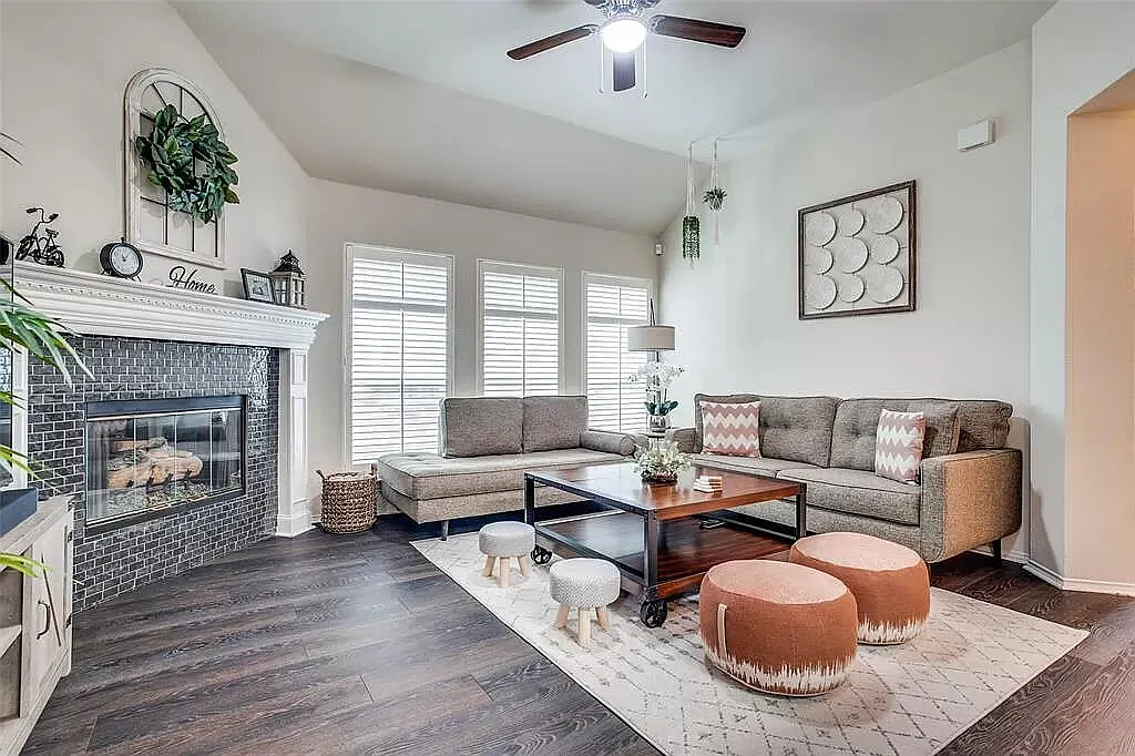 3 bed, 2.0 bath, 1594 sqft, $2,350 — Photo 2