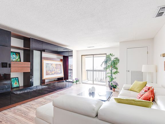 Bright and sunny livingroom