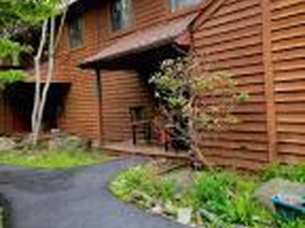 128 Meadow View Ct, Bushkill, PA 18324
