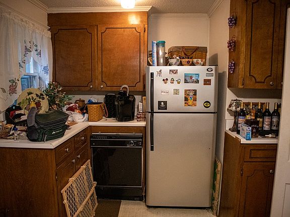 3rd image of 717 Laurel Ave E