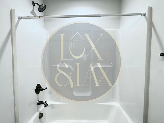 Upstairs Shared Bathroom | Shower & Tub