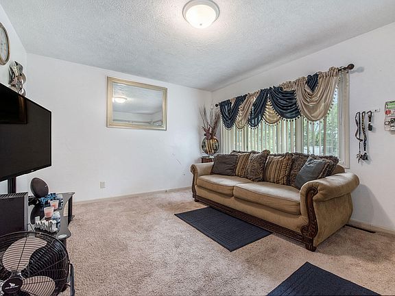 5th image of 27 Arlington Dr