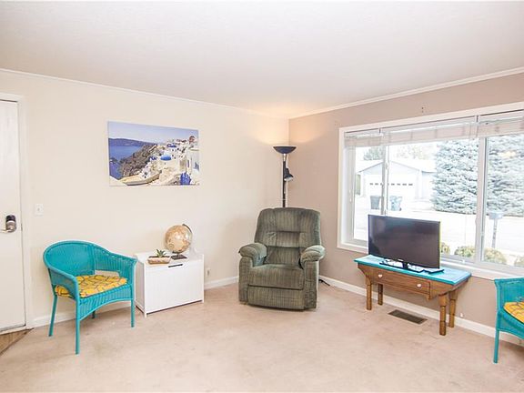4th image of 596 Acorn Pl