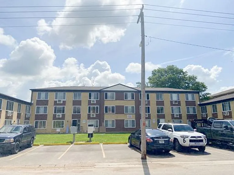 1300 N Oak St — Photo 1