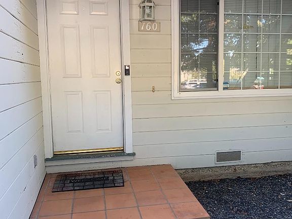 4th image of 160 Laurel St