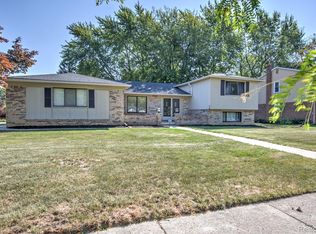 5250 Winchester Dr, Troy, MI