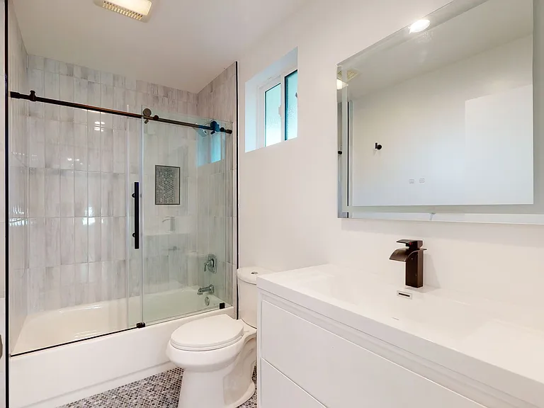 Top-Of-The-Line 4 Bed/4 Bath Townhomes With Parking! — Photo 10