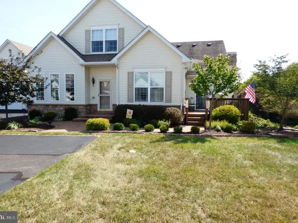 1073 Burgundy Cir, Pennsburg, PA 18073