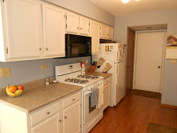 4th image of 513 Sandhurst Ln #513
