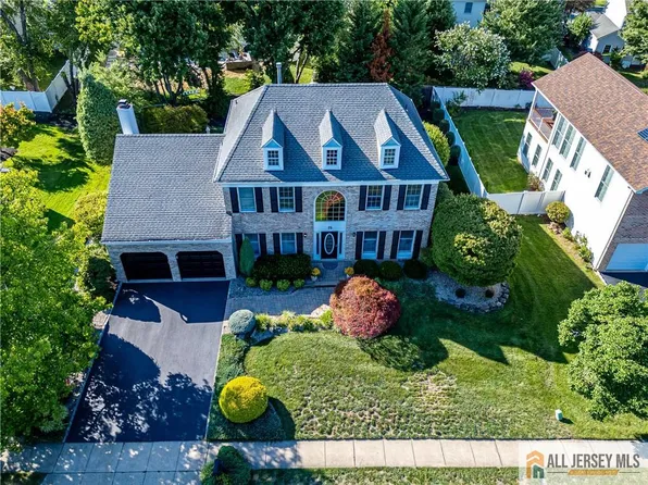 25 Dickinson Rd, Kendall Park, NJ 08824