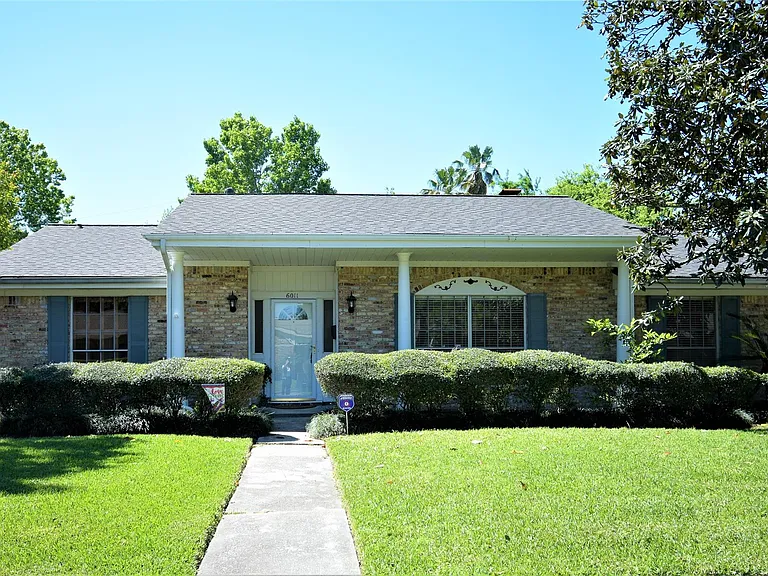 6011 Arboles Dr — Photo 2