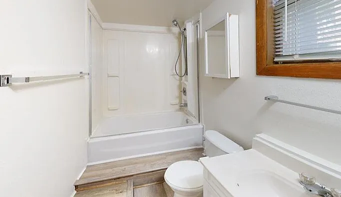 3 bed, 1.0 bath, $999 — Photo 2