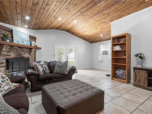 4th image of 3805 Hilton Dr